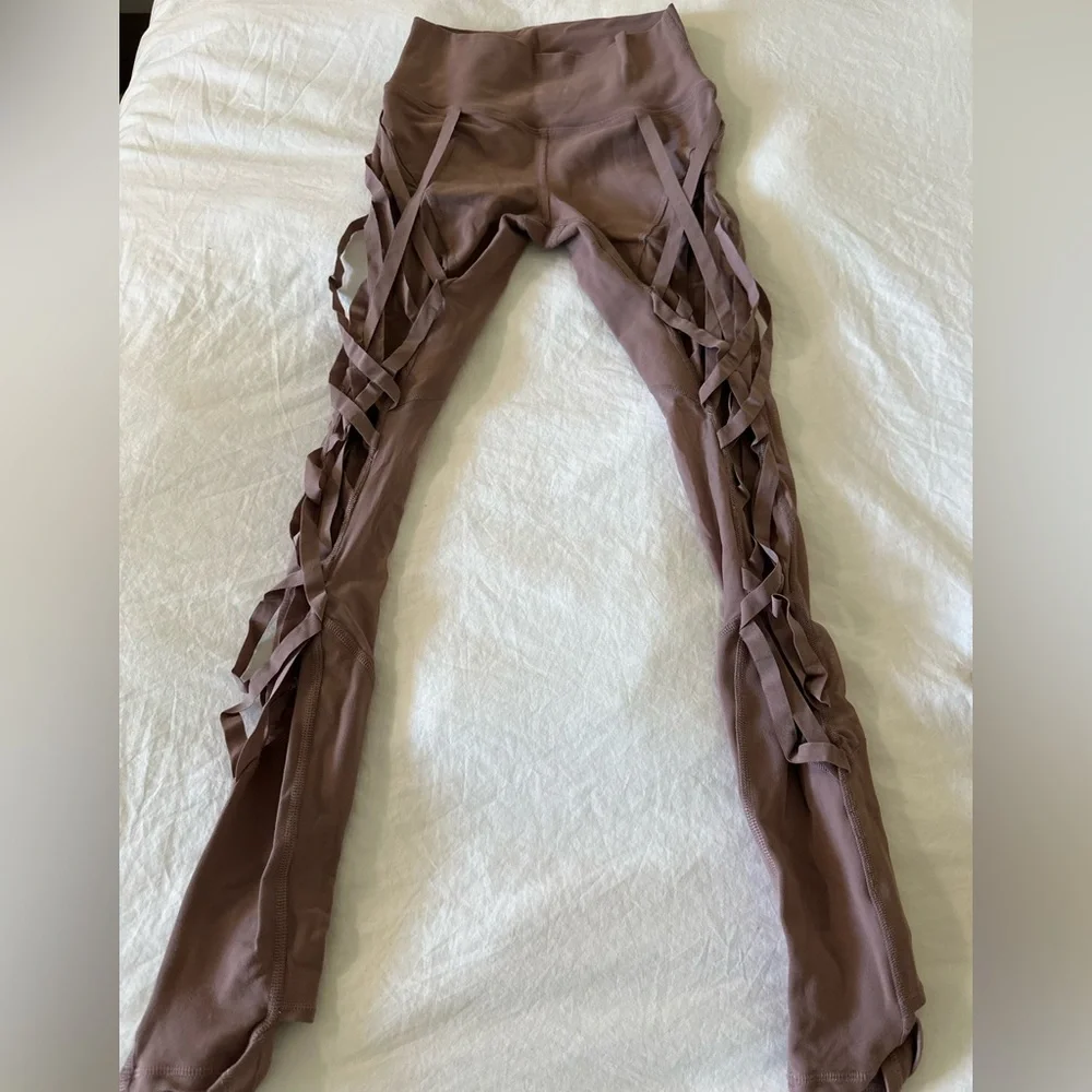 Alo Yoga Limited Edition Leggings NWOT - Picture 2 of 6